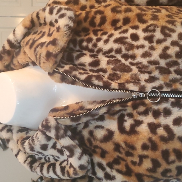 Nwt nine west faux fur leopard coat small. 😍 - Picture 2 of 6